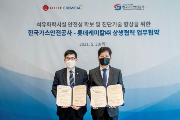 (좌측부터) 한국가스안전공사 허영택 기술이사와 롯데케미칼 김연섭 ESG경영본부장이 지난 20일 서울 잠실 롯데월드타워에서 석유화학산업 안전기술 향상을 위한 업무협약 체결 후 기념사진을 촬영하고 있다.