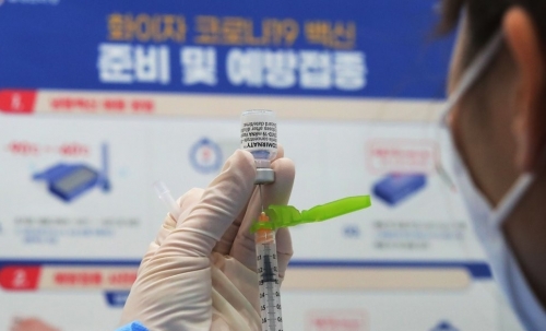 백신 준비하는 의료진(사진=연합뉴스)