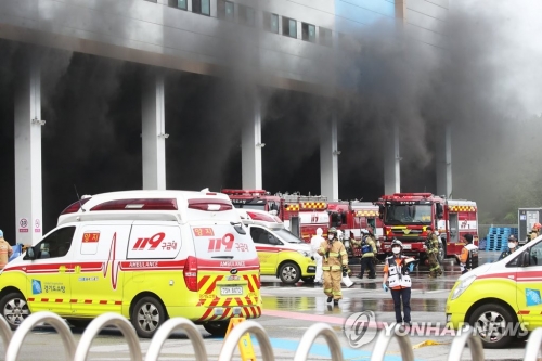 이천 쿠팡 물류센터 화재 현장에서 불길이 꺼지지 않자 당국이 '대응 2단계'를 재발령했다(사진=연합뉴스).