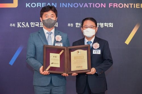 청호나이스 이기환 이사(왼쪽)와 한국표준협회 강명수 회장(오른쪽)