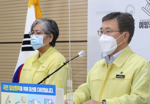 권덕철 보건복지부 장관(오른쪽)과 정은경 질병관리청장(사진=연합뉴스)