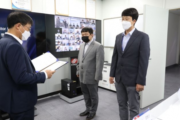 한전KPS 강동신 상임감사가 신임 S-Auditor에게 임명장을 수여하고 있다.