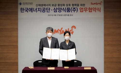 김정수 삼양식품 총괄사장(오른쪽)과  김창섭 한국에너지공단 이사장(사진=삼양식품)