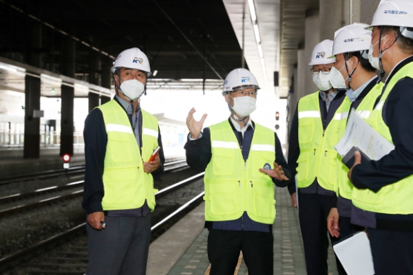 김한영 국가철도공단 이사장(왼쪽 2번째)이  지난 17일 국가안전대진단 현장 점검을 하고 있다.