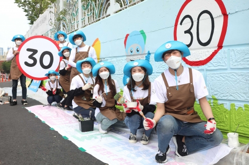 '메르세데스-벤츠 올투게더 안심 학교 담벼락 벽화 그리기' 봉사활동에 나선 한성모터스 임직원들