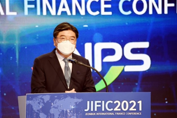 9월 30일 전주 라한호텔에서 열린 '2021 전북국제금융컨퍼런스'에서 김용진 이사장이 개회사를 하고 있다.