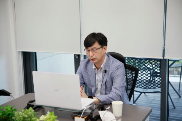 한국연구재단과 Future VR Lab 인프라 공유확산 간담회를 진행하고 있는 심재홍 미래대학장