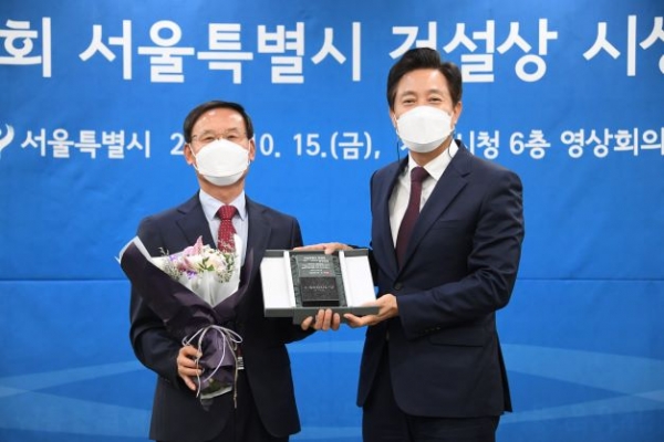 경복대학교 드론건설환경학과 우종태 교수(왼쪽), 오세훈 서울시장(오른쪽)