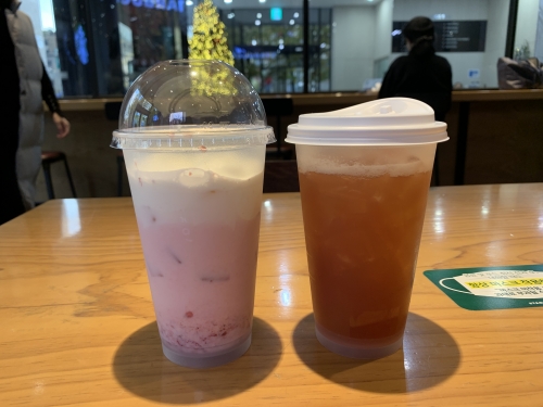 각각 달콤커피(왼쪽)와 스타벅스에서 받은 리유저블 컵(사진=이화연 기자)