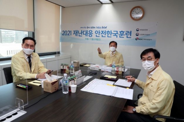 한국석유공사 김동섭 사장이 2021 재난대응 안전한국훈련을 실시하고 있다.