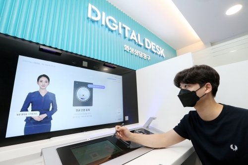 신한은행은 '디지털데스크'와 'AI Banker' 등 AI 기술을 활용한 무인형 점포 '디지털 라운지' 2개 점포를 지난 9월 오픈했다.