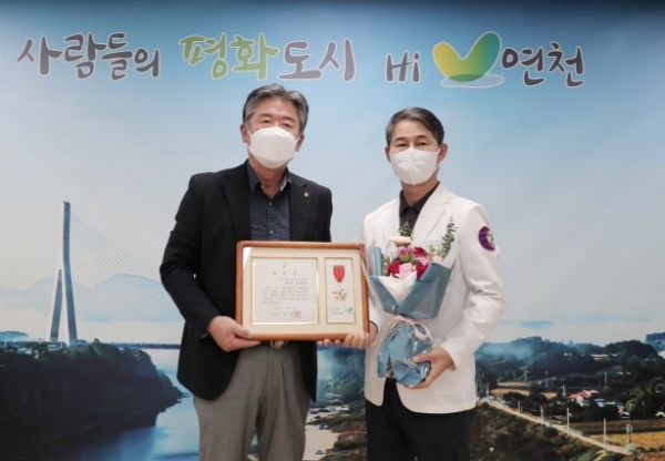 지난 12월 16일 김광철 연천군수에게 의료봉사 유공표창을 수여받은 후 기념촬영 모습. (왼쪽)김광철 연천군수, (오른쪽) 김태영 박사 한국스포츠마사지자격협회장(사진제공=연천군)