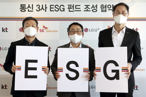 (왼쪽부터)황현식 LG유플러스 대표, 유영상 SKT 대표, 박종욱 KT 사장이 통신3사 ESG펀드 조성 협약식에 참석했다.
