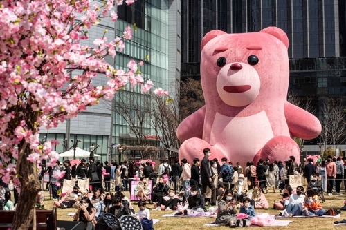 롯데홈쇼핑이 롯데월드타워에 설치한 15m 초대형 벨리곰 전시. 사진=롯데홈쇼핑