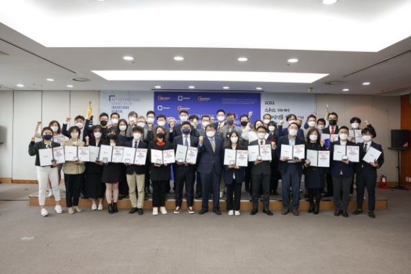 한국발명진흥회 손용욱 상근부회장 (왼쪽 8번째)과 2022 제네바국제발명품전시회 한국 수상자들이 상장과 메달을 들고 기념촬영을 하고 있다.