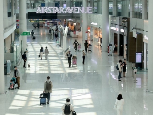 지난달 20일 오후 인천국제공항 제1터미널 면세 구역에서 이용객들이 걸어가고 있다. 사진=연합뉴스