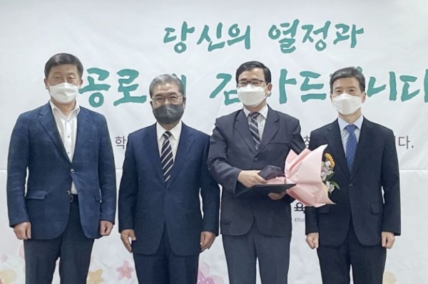 김선태 재무기획관, 이재정 교육감, 신천중 강영식 행정실장, 고영종 기획조정실장(왼쪽부터)