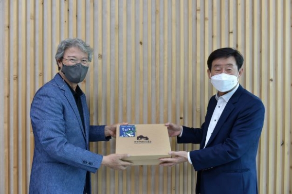 이창재(오른쪽) 한국산림복지진흥원장이 이달 18일 국립대전숲체원(대전 유성구 숲체원로)에서 권영록 국립대전숲체원장(소속기관)에게 익명제보시스템 도입을 기념하며 부패방지 휘슬 키트를 전달하고 있다. 향후 소속기관에서는 이 홍보물을 활용해 반부패·청렴 캠페인을 추진할 예정이다. (사진제공=한국산림복지진흥원)