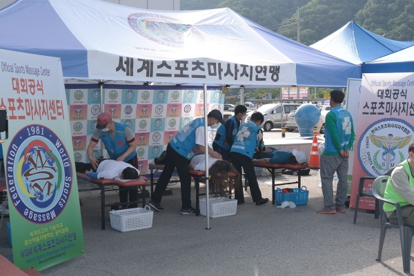 대회현장에서 대형 천막을 설치하고 대회공식 스포츠마사지팀원들이 경기를 마치고 피로에 지친 운동체력 회복을 위한 스포츠마사지 봉사를 하고 있는 모습. (사진제공=한국스포츠마사지자격협회)