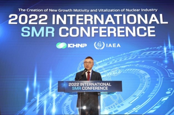 황주호 한국수력원자력 사장이 우리나라 SMR(소형모듈원자로) 사업의 본격적 추진을 위해 부산 BEXCO에서 개최한 '2022 한국수력원자력 SMR 국제 컨퍼런스'에서 5일 개회사를 하고 있다.