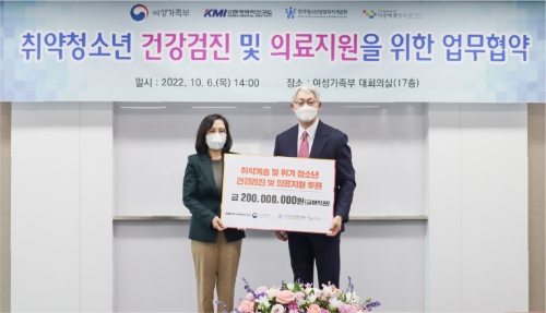 사진=(왼쪽부터) 김현숙 여성가족부 장관, 이상호 KMI한국의학연구소 이사장