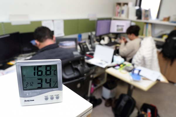 한국석유공사 사무실 온도계가 16.8도를 보이고 있다.
