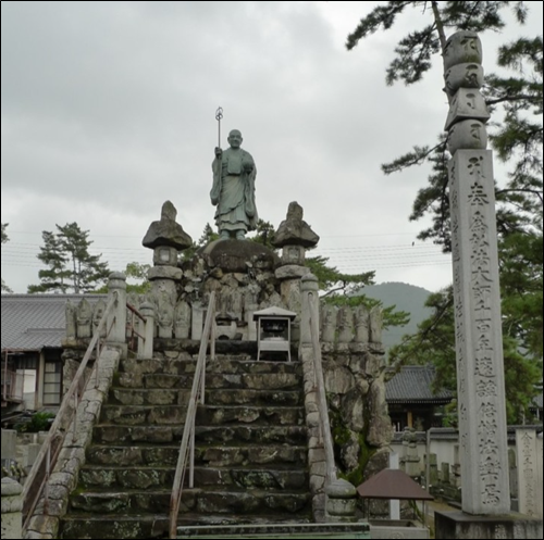 ▲75번 사찰 젠쓰지(善通寺) 경내에 구카이 승려의 석상이 모셔져 있다