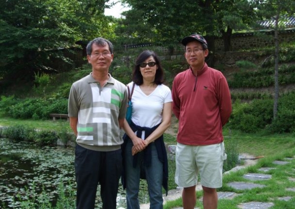 고(故) 전홍석 명예교수(사진 왼쪽에서 첫 번째)가 학과 단합대회에서 동료 교수들과 함께 촬영모습.
