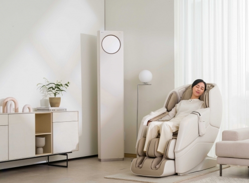 LG전자가 좁은 거실이나 방에서도 사용 가능한 컴팩트 안마의자 '힐링미 파타야'를 3일 출시했다. 사진은 모델이 신제품을 체험하는 모습.