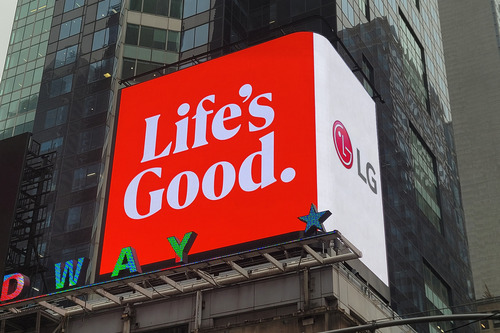 새롭게 단장한 LG전자 브랜드 슬로건 영상이 미국 뉴욕 타임스스퀘어 전광판에서 상영되고 있다.