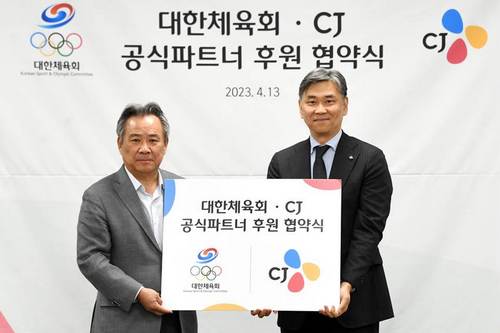 김홍기 CJ주식회사 대표이사(오른쪽)와 이기흥 대한체육회 회장이 공식 파트너 후원 협약을 맺은 후 기념 촬영을 하고 있다.