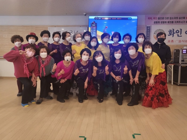 공무원연금공단 부산상록라인댄스봉사단은 지난 18일 코로나19로 인한 긴 방학을 끝내고 봉사활동을 재개했다.