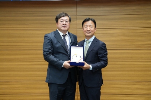 장인수(오른쪽) 베스핀글로벌 한국 총괄 대표와 원유재 한국정보보호학회 회장