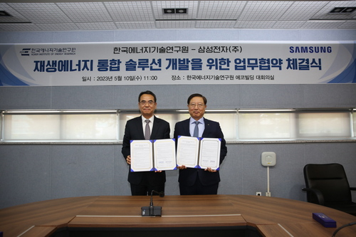 김경진 삼성전자 글로벌 EHS센터장 부사장(왼쪽)과 김종남 한국에너지기술연구원 원장.