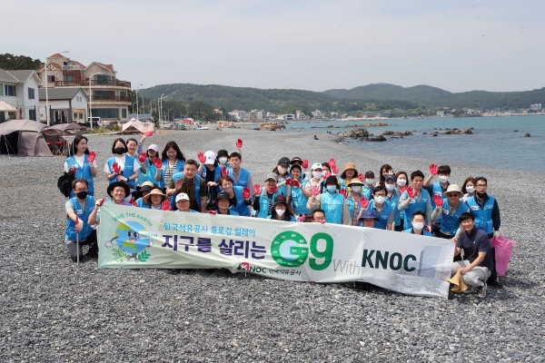 한국석유공사와 중구 가족센터가 지역 다문화가정 자원봉사단이 주전몽돌해변에서 플로깅 행사를 가졌다.