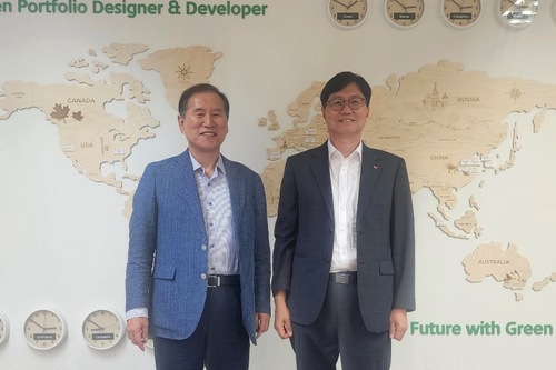 김동섭 한국석유공사 사장(왼쪽)과 이성준 SK이노베이션 환경과학기술원장이 15일 대전 환경과학기술원에서 만남을 갖고 기념사진을 촬영하고 있다.