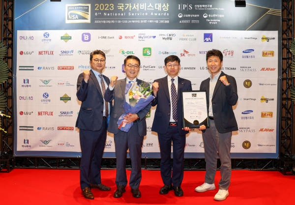 2023 국가서비스대상을 수상한 한전KDN 관계자들(김장현 사장(왼쪽 두번째))