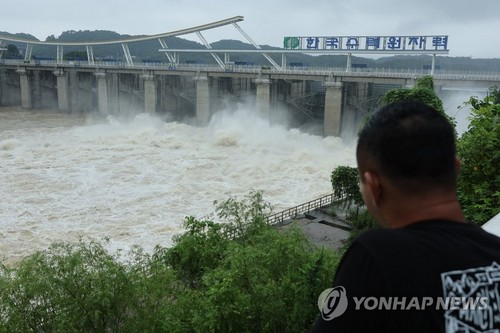 지난 12일 팔당댐 수문이 개방돼 집중호우로 불어난 물을 방류하고 있다.
