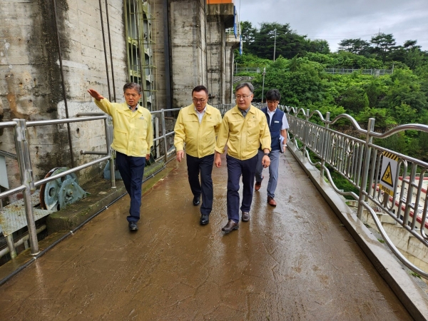 17일 한수원 황주호 사장이 지난 15일 월류가 발생한 괴산댐을 찾아 안전 상태를 점검했다.