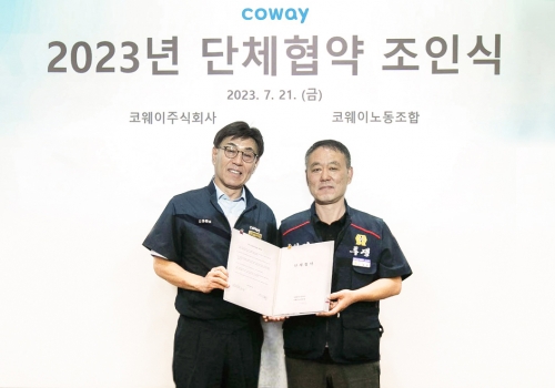 (왼쪽부터) 김동화 코웨이 생산본부장과 임재환 생산 코웨이노동조합 위원장이 기념사진을 찍고 있다.