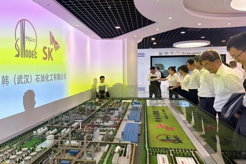 나경수 SK지오센트릭 사장(오른쪽에서 두 번째) 등 양사 주요 관계자들이 12일 중국 후베이성 우한시 중한석화 공장 현장을 둘러보고 있다.