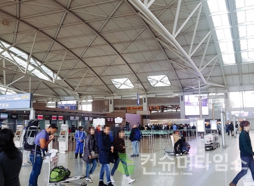 여행객들이 인천공항에서 출국을 기다리고 있다. [사진 = 이찬우 기자]