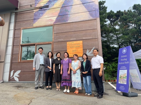 수원여자대학교(총장 장기원)가 지난 8월 24일 화성시 남양읍에 위치한 ㈜메디컬허브에서 '현장실습장 현판식'을 개최했다.