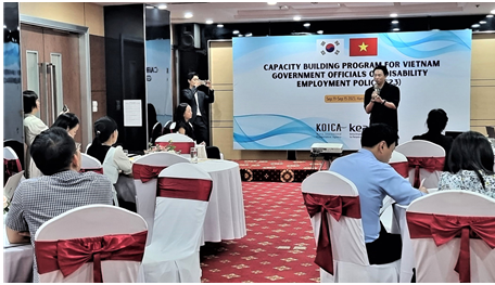 한국장애인고용공단 김현종 소통협력실장이 베트남 연수생들과 실시간 강의를 진행하고 있다.