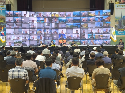 진도군이 18일 김영록 전라남도지사와 진도읍에 위치한 실내체육관에서 '2023년 도민과의 대화'를 개최했다./진도군제공