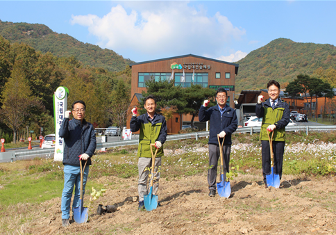 한국산림복지진흥원(원장 남태헌) 국립대전숲체원이 지난 23일 대전시 산림조합 직원들과 함께 나무심기 행사를 개최했다.