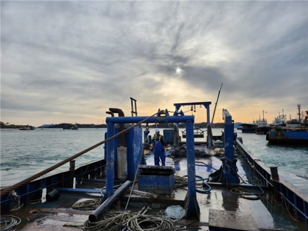해양환경공단(KOEM, 이사장 한기준)은 전남지역 주요 항만 및 해역을 대상으로 해양 침적폐기물 정화사업에 착수한다.