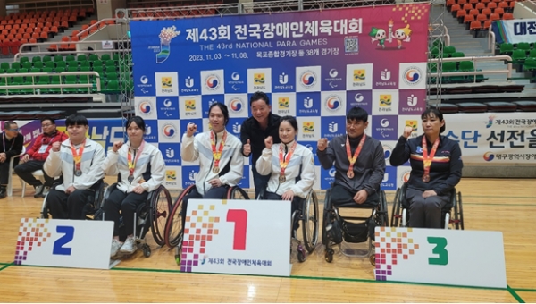 한국장애인고용공단 선수단 혼합 복식 금메달, 은메달 시상 후 기념촬영 모습