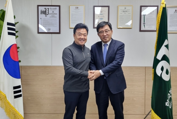 한국농수산식품유통공사 김춘진 사장(우측), 하윤상 OG Company 대표(좌측)