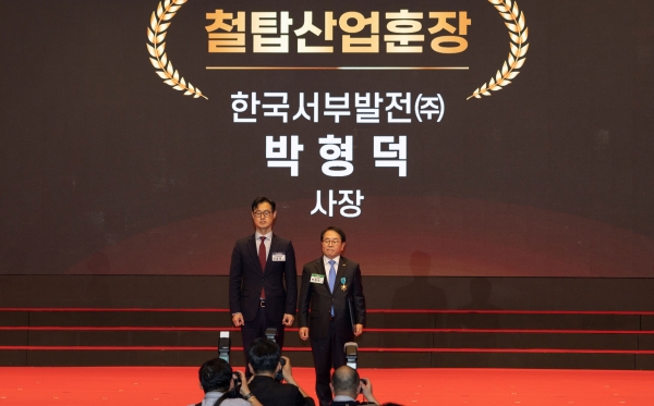 박형덕 한국서부발전 사장은 22일 서울 코엑스에서 열린 '제49회 국가품질경영대회'에서 38년간 국가전력 산업발전에 기여한 공로를 인정받아 산업훈장을 수상했다.